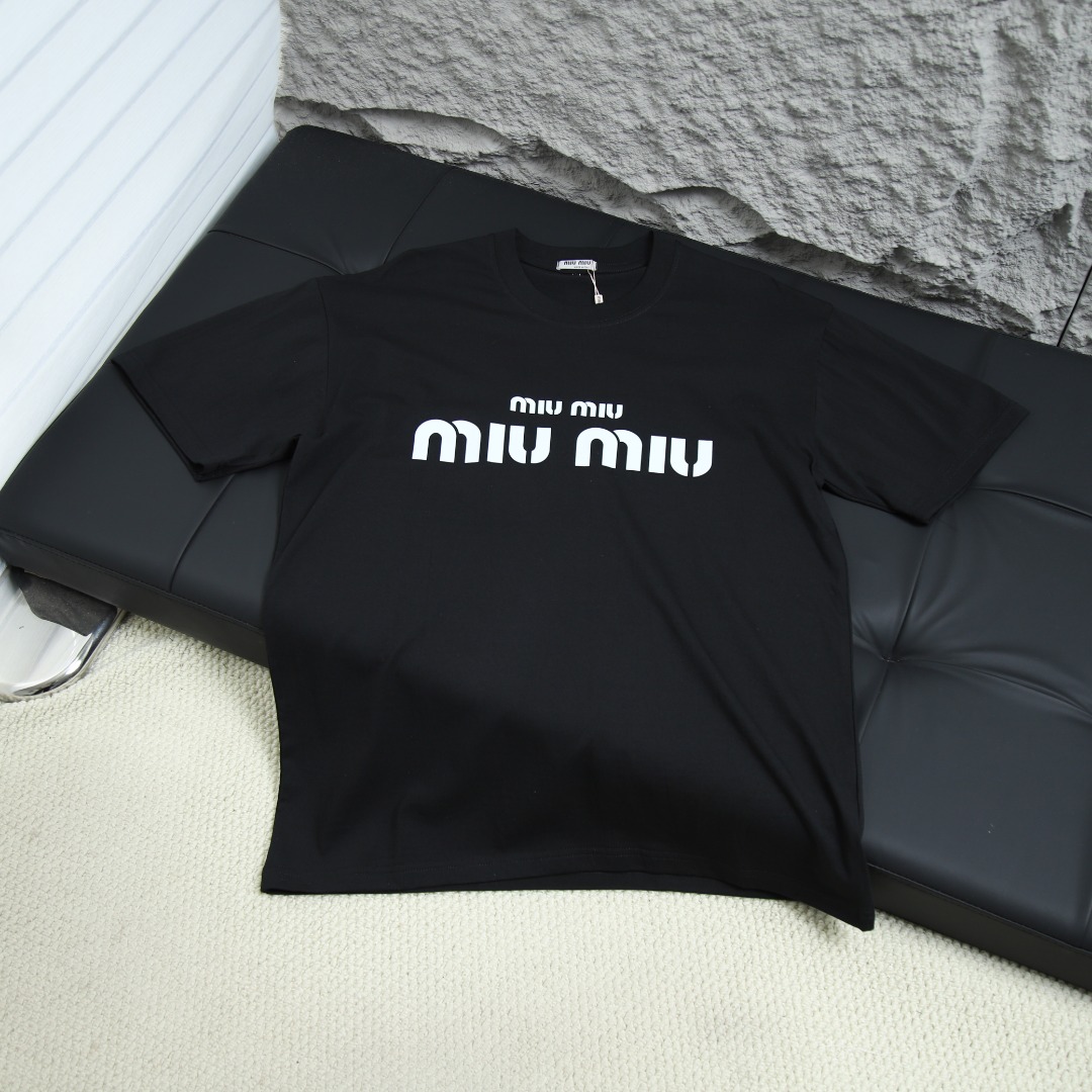 2025ss 봄 신상품 미우미우 라운드넥 반팔 티셔츠 모델 번호: MIU002