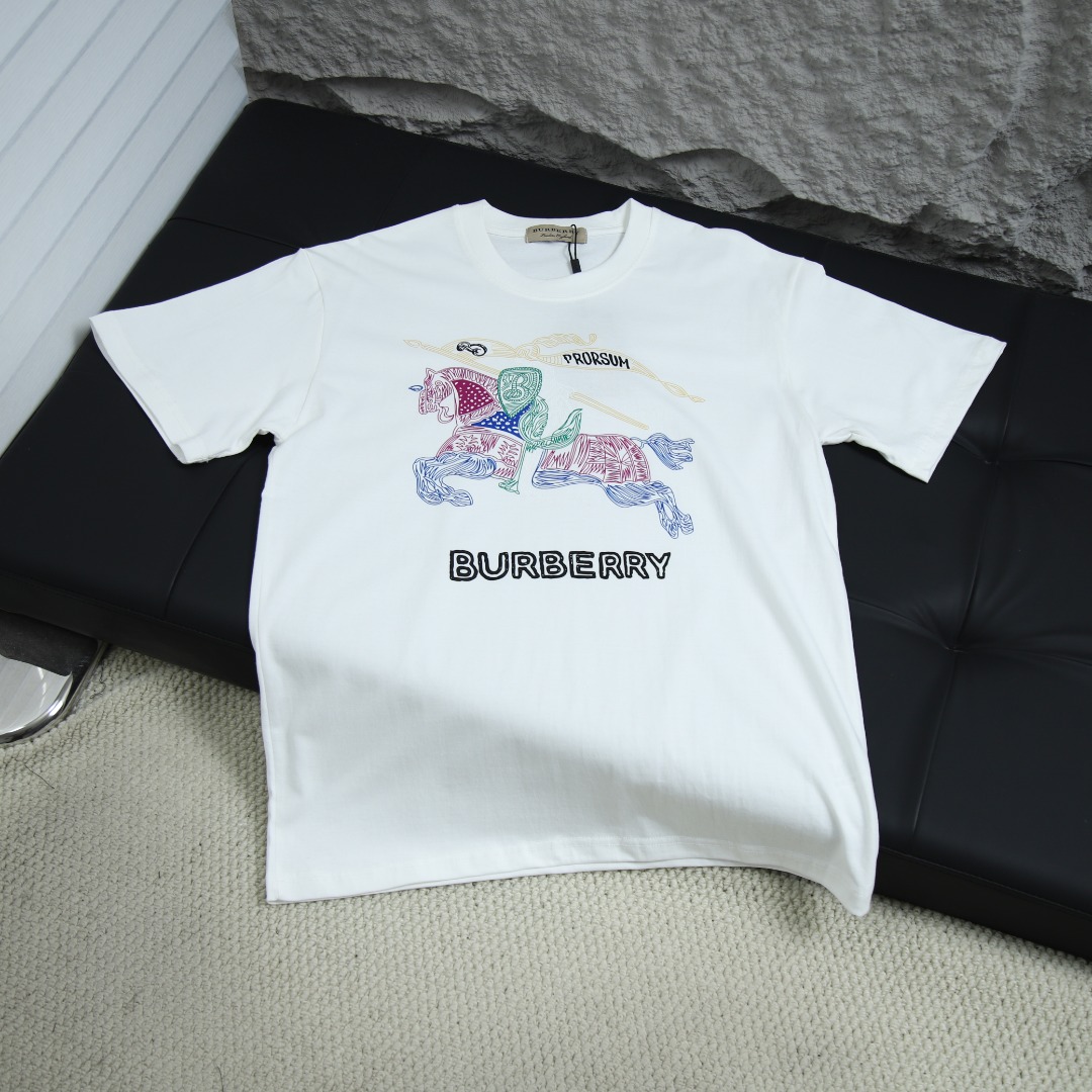2025ss 봄 신상 BURBERRY / 버버리 백 라운드넥 반팔 티셔츠 모델 번호: BU0004