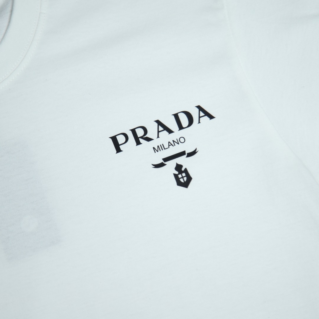 2025s스프링 신상 프라다 / PRADA 백 라운드넥 반팔 티셔츠 모델 번호: PRA005