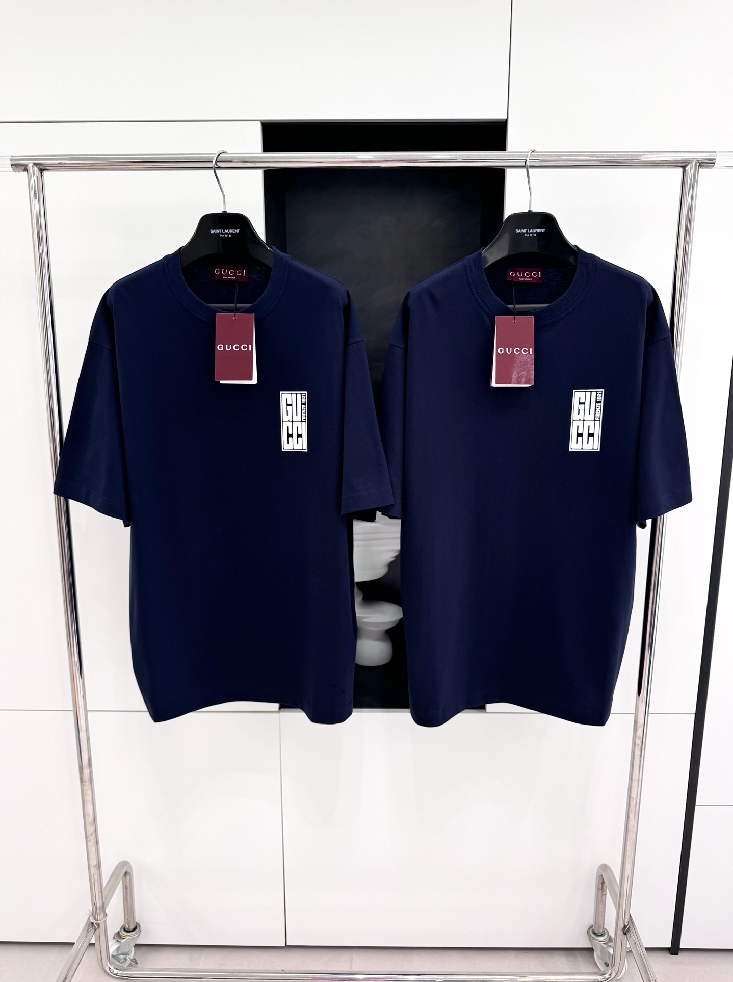 GU 2024FW 레드, 화이트, 블루 G 프린트 라운드넥 쇼트 슬리브