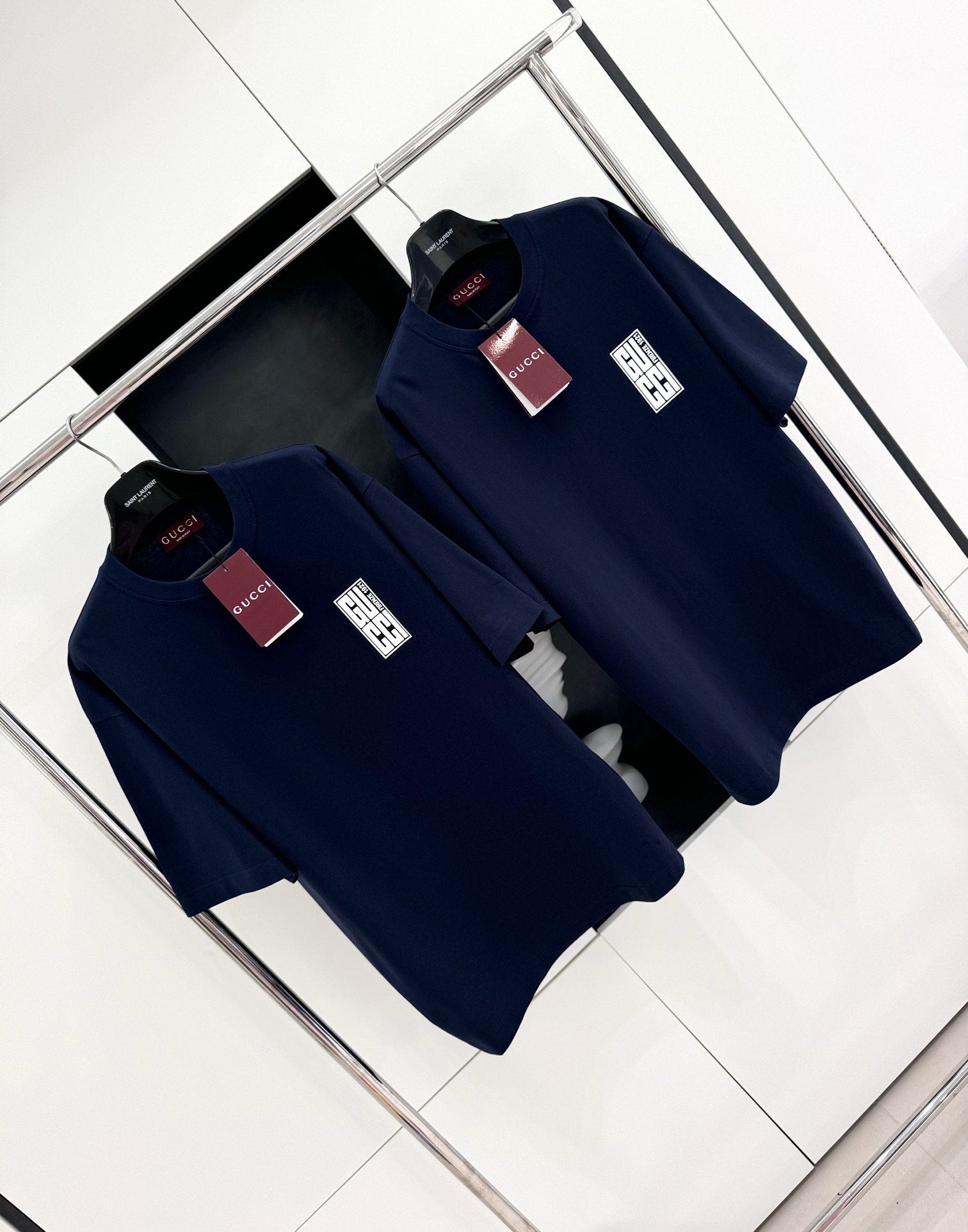 GU 2024FW 레드, 화이트, 블루 G 프린트 라운드넥 쇼트 슬리브