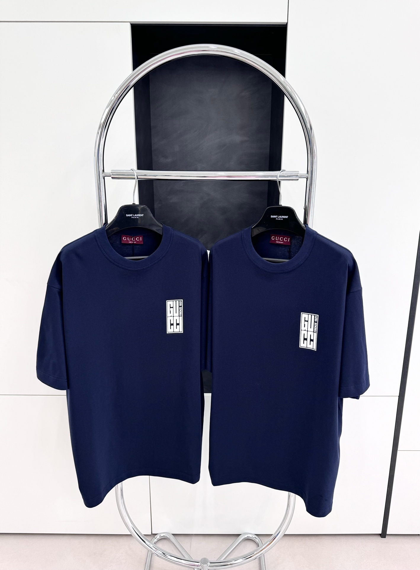 GU 2024FW 레드, 화이트, 블루 G 프린트 라운드넥 쇼트 슬리브