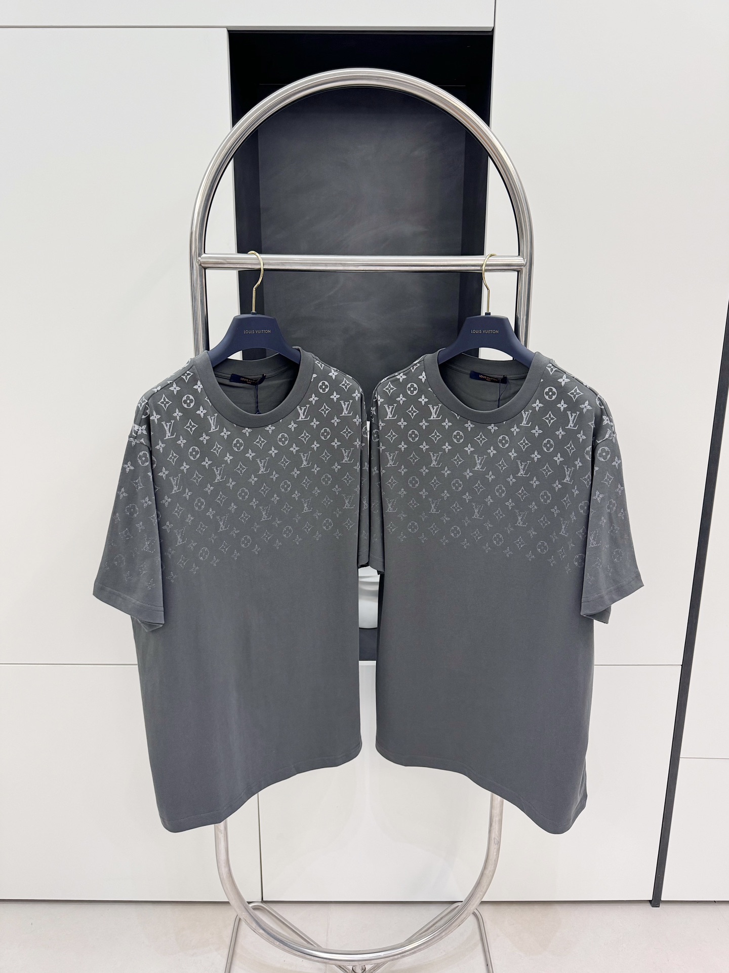 LV 2023FW 그라데이션 컬러 쇼트 슬리브 E
