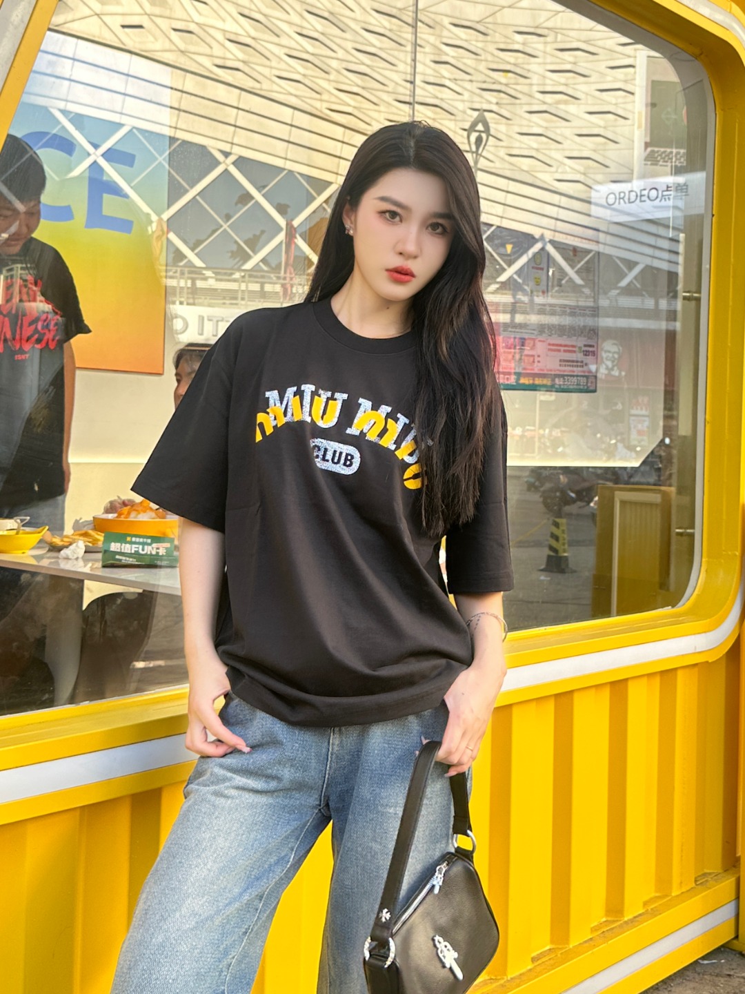 미우미우 24SS 블러드 레터 반팔 셔츠