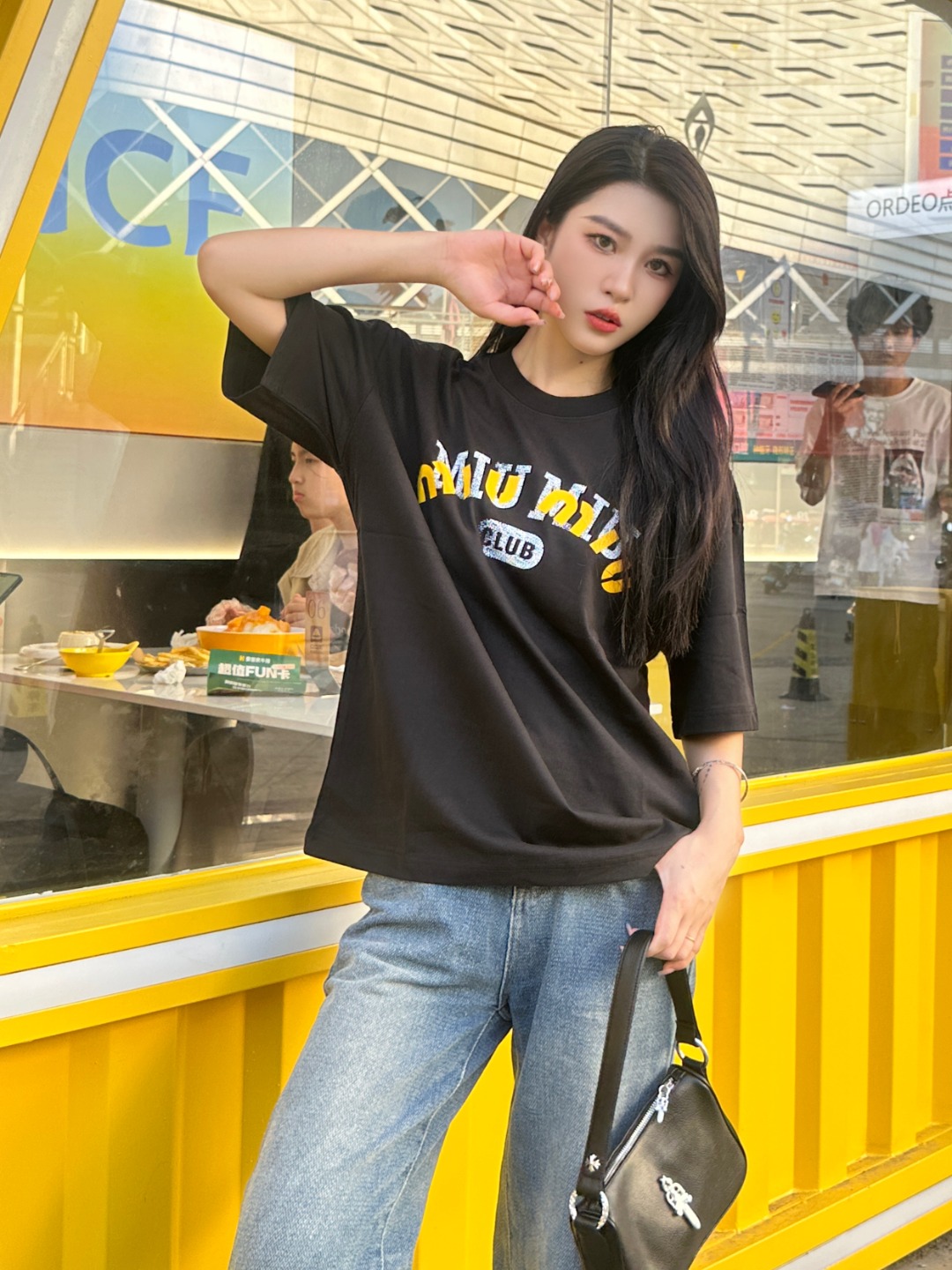 미우미우 24SS 블러드 레터 반팔 셔츠