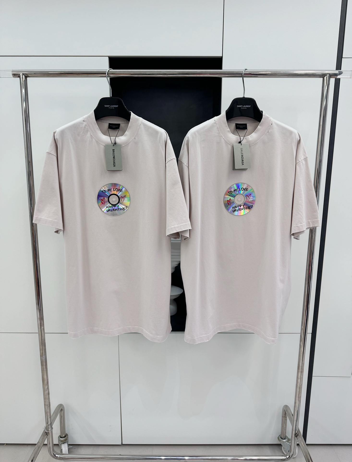 발렌시아가 2024SS 컴팩트 디스크 쇼트 슬리브