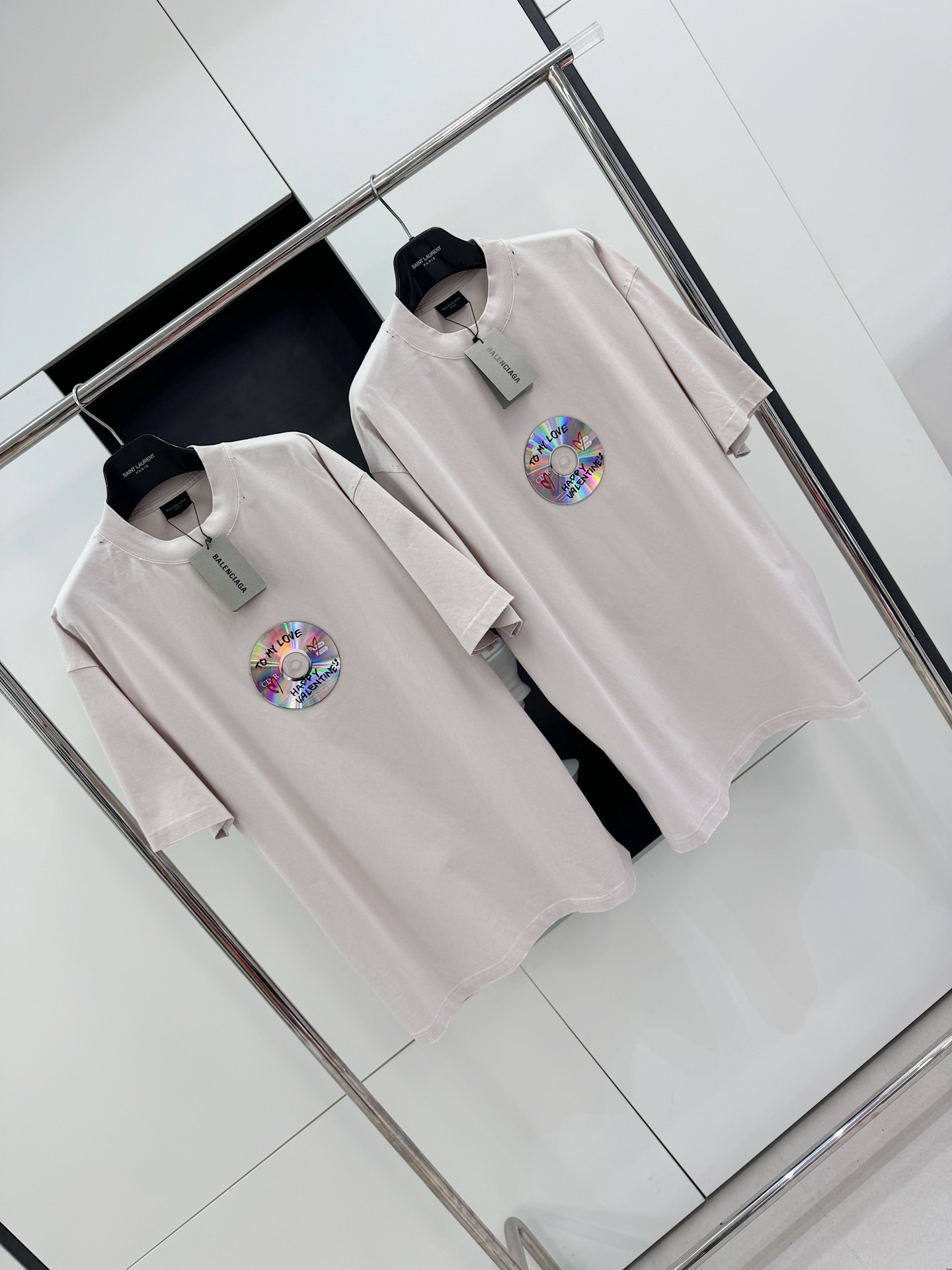 발렌시아가 2024SS 컴팩트 디스크 쇼트 슬리브