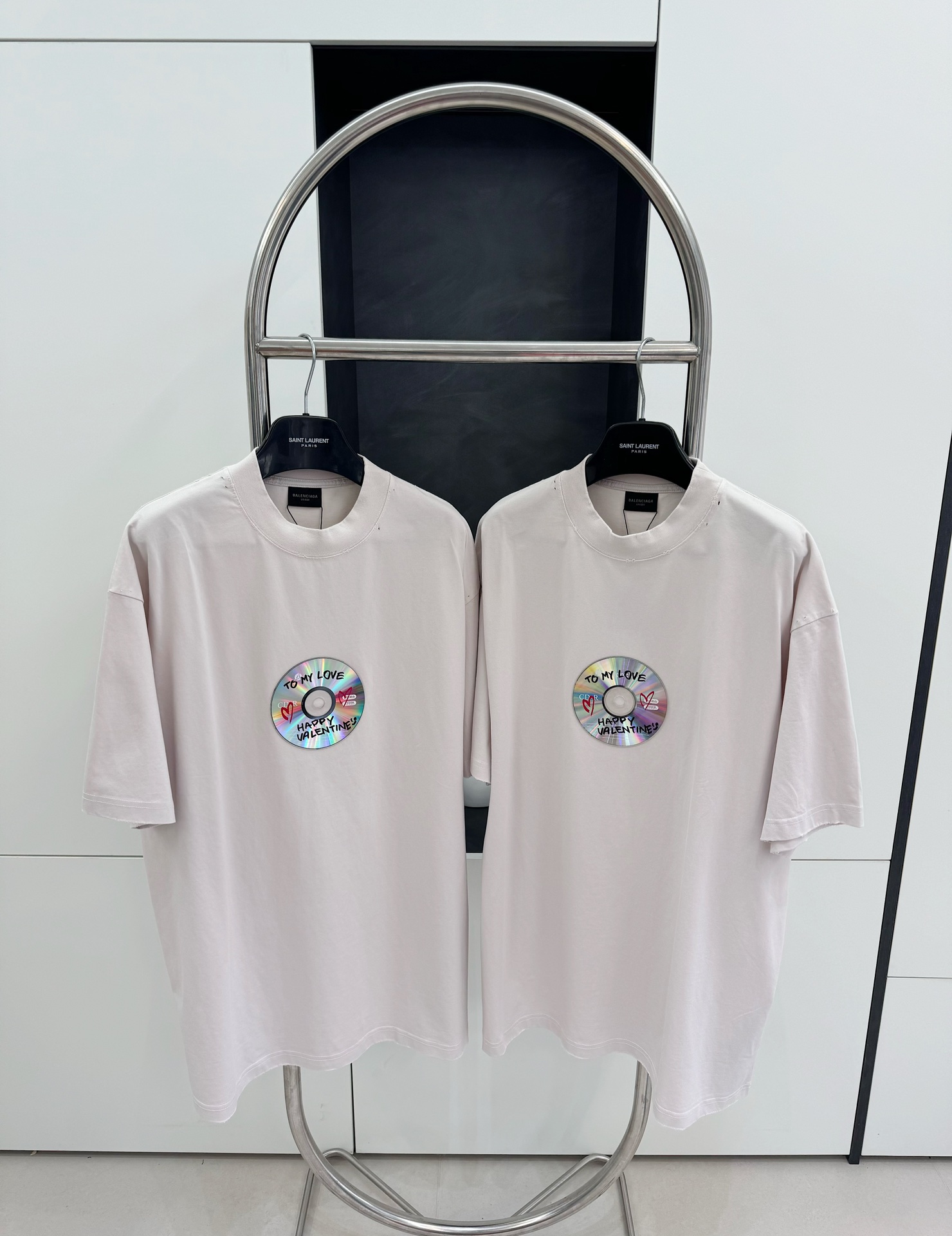 발렌시아가 2024SS 컴팩트 디스크 쇼트 슬리브