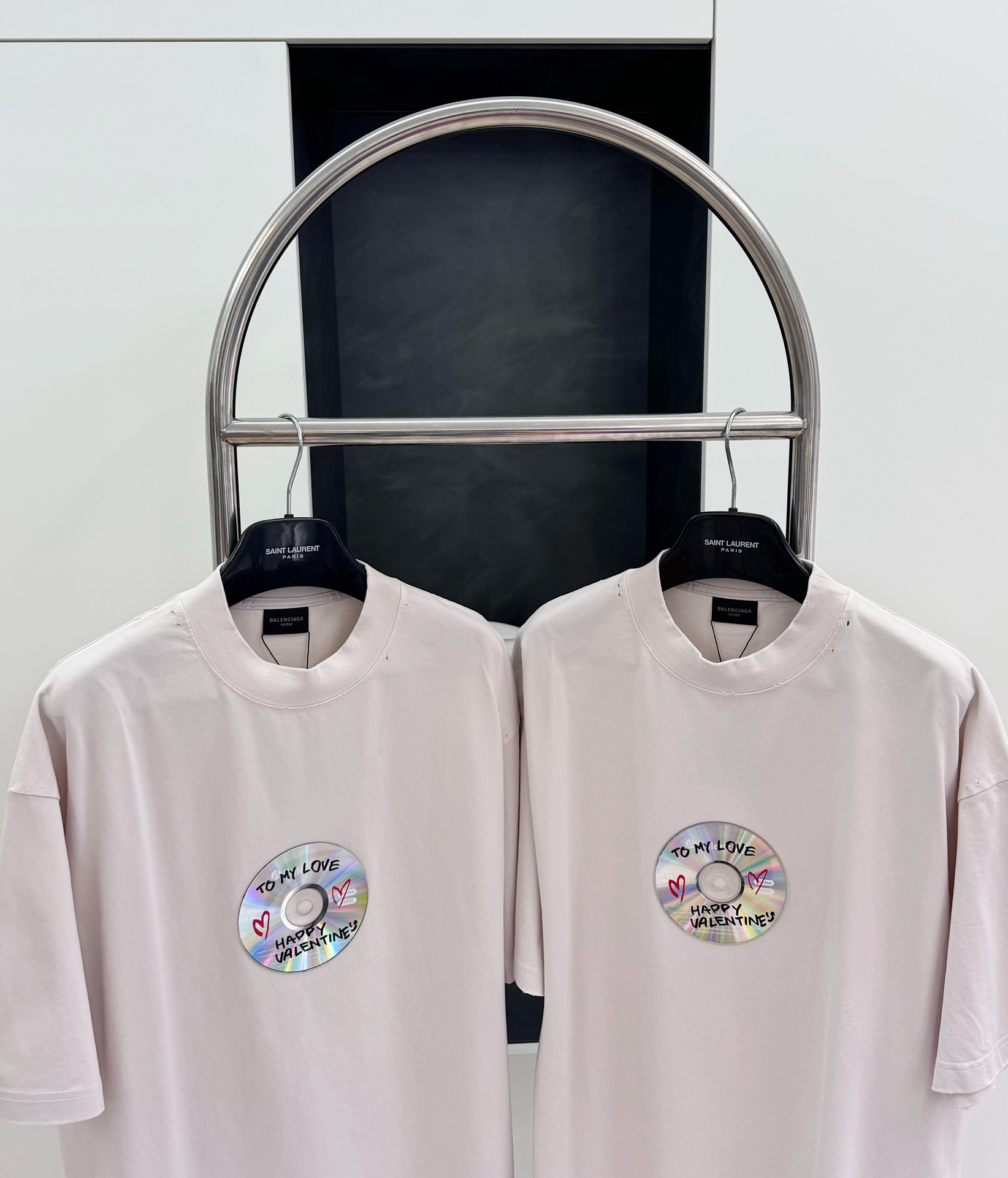 발렌시아가 2024SS 컴팩트 디스크 쇼트 슬리브
