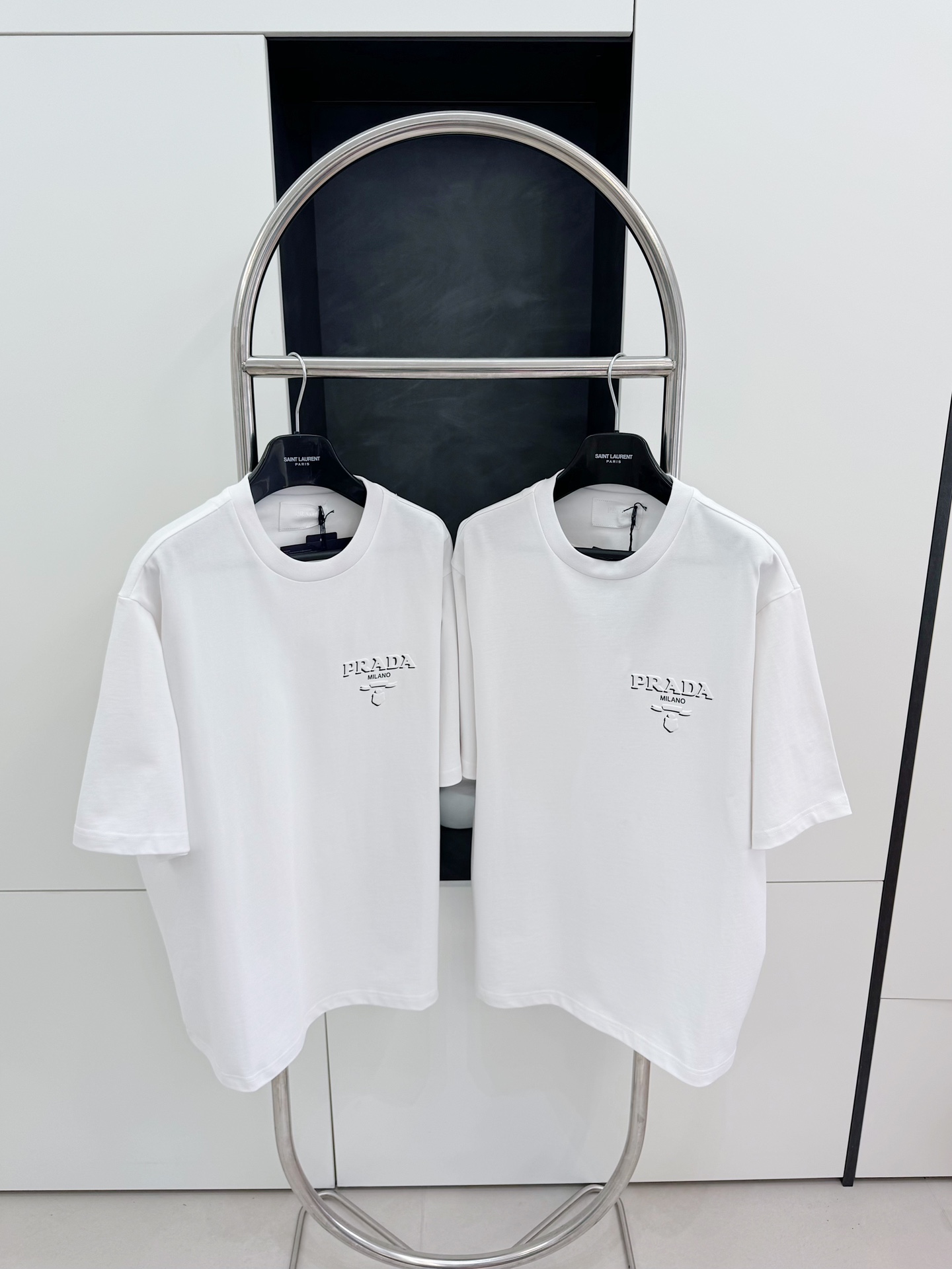 프라다 2024SS 큐빅 엠보싱 라운드넥 쇼트 슬리브