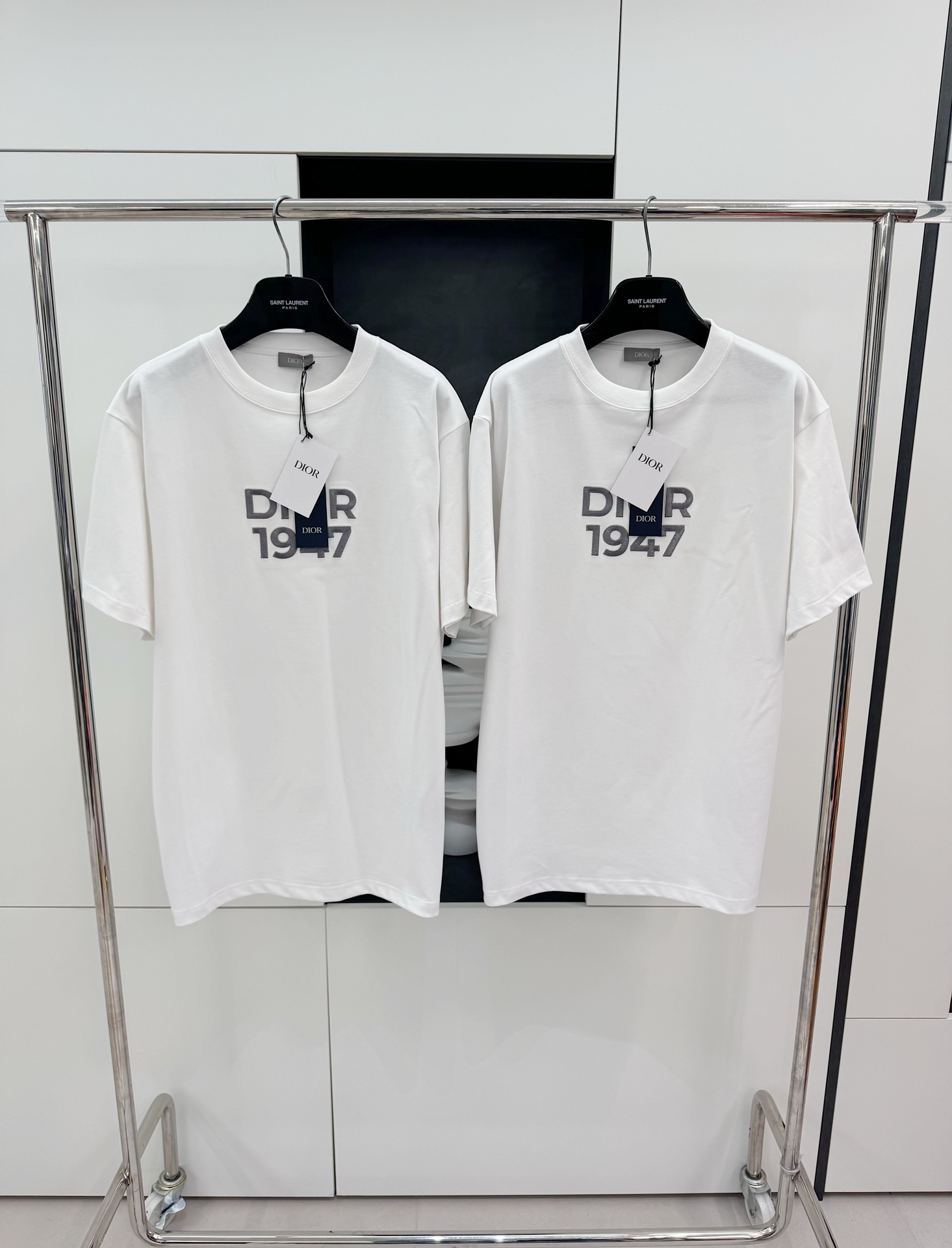 CD 2024SS 1947 자수 라운드넥 쇼트 슬리브