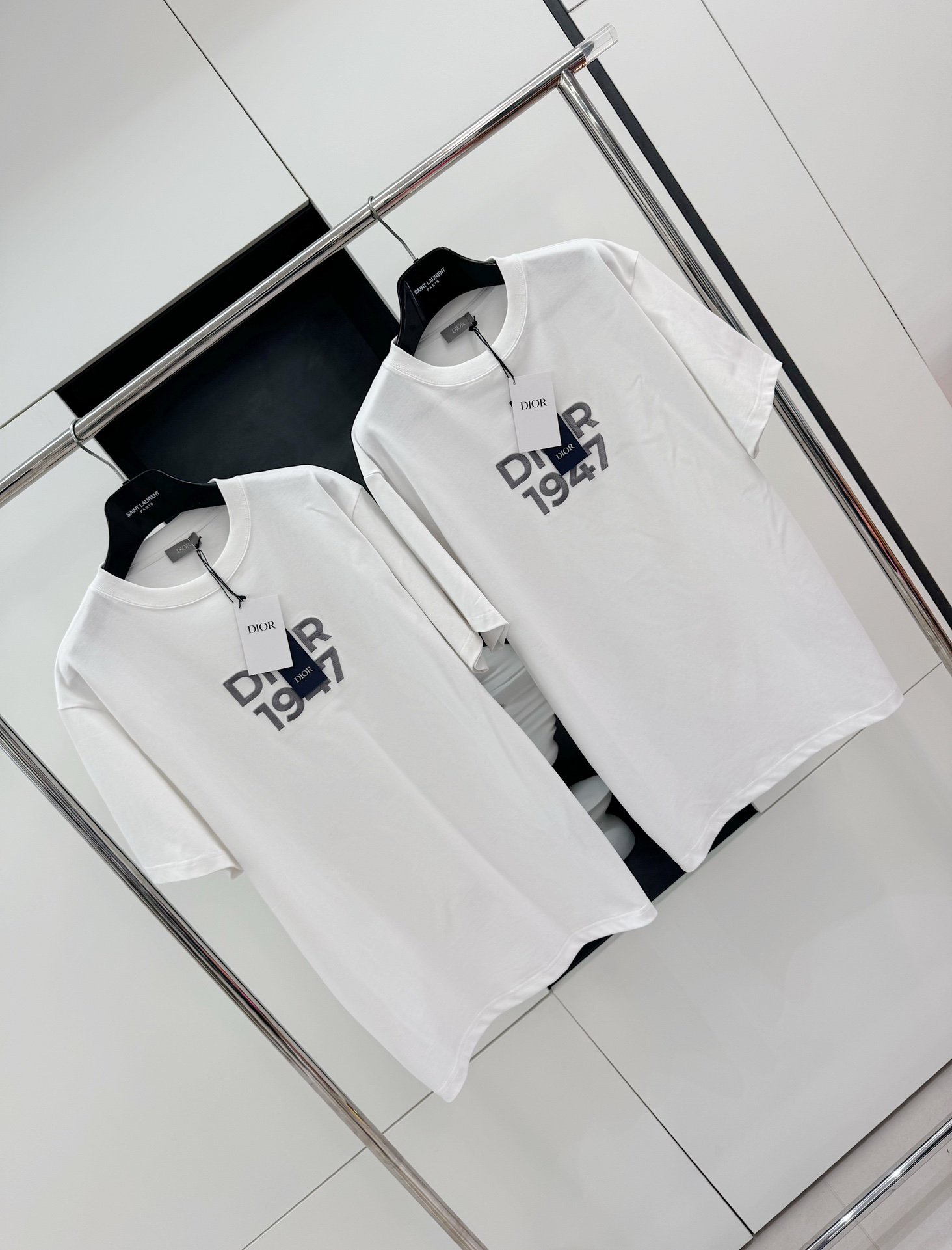 CD 2024SS 1947 자수 라운드넥 쇼트 슬리브