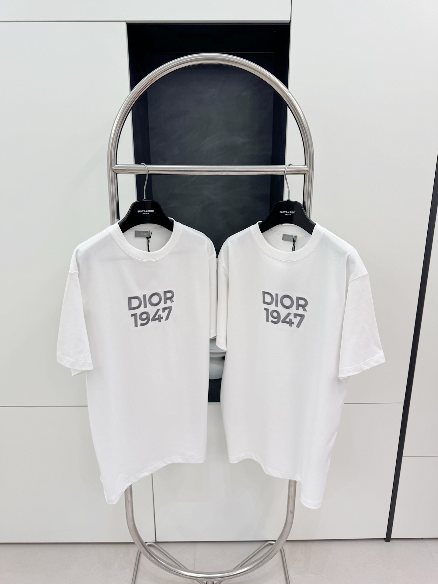 CD 2024SS 1947 자수 라운드넥 쇼트 슬리브