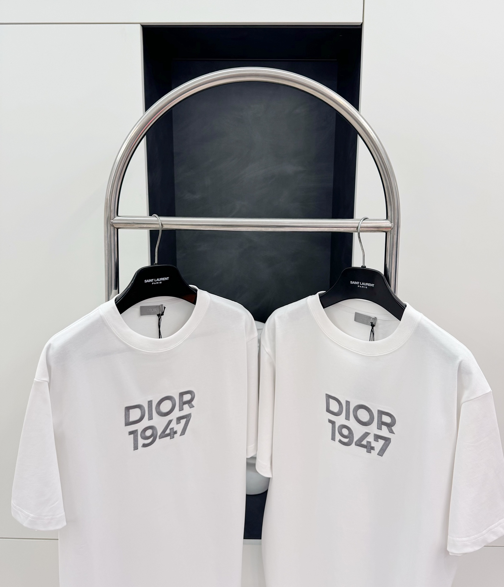 CD 2024SS 1947 자수 라운드넥 쇼트 슬리브