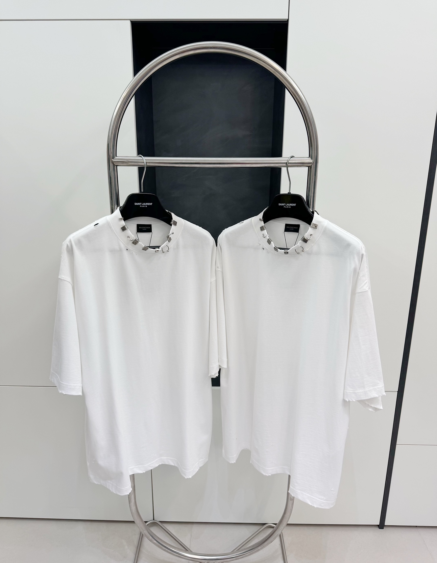 발렌시아가 헤비 듀티 디스트로이드 칼라 아이언 버튼 쇼트 슬리브