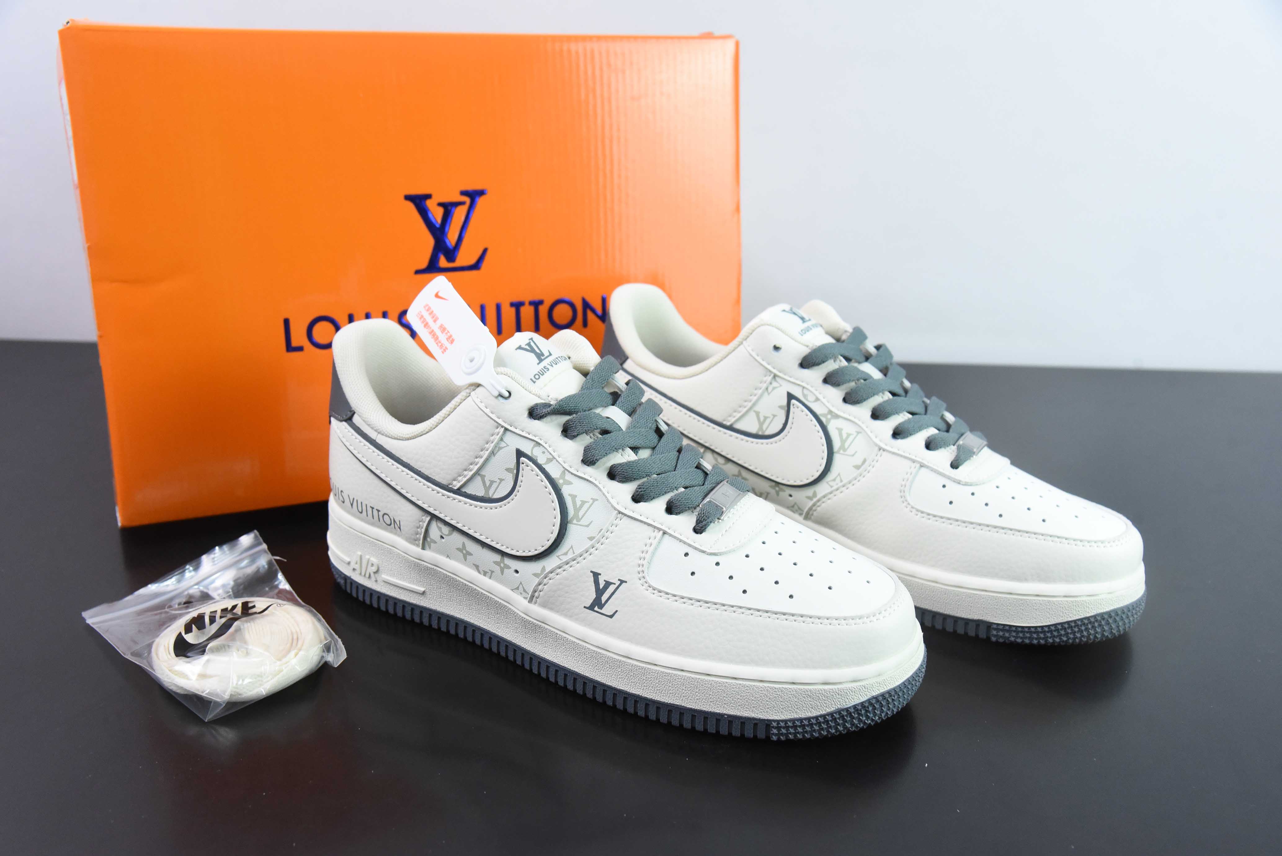 나이키 에어 포스 1 07 로우 LV 공동 브랜드-베이지 그레이 프린트 에어 포스 원 로우탑 트레이너 아이템: FB0788-200 사이즈: 36-44