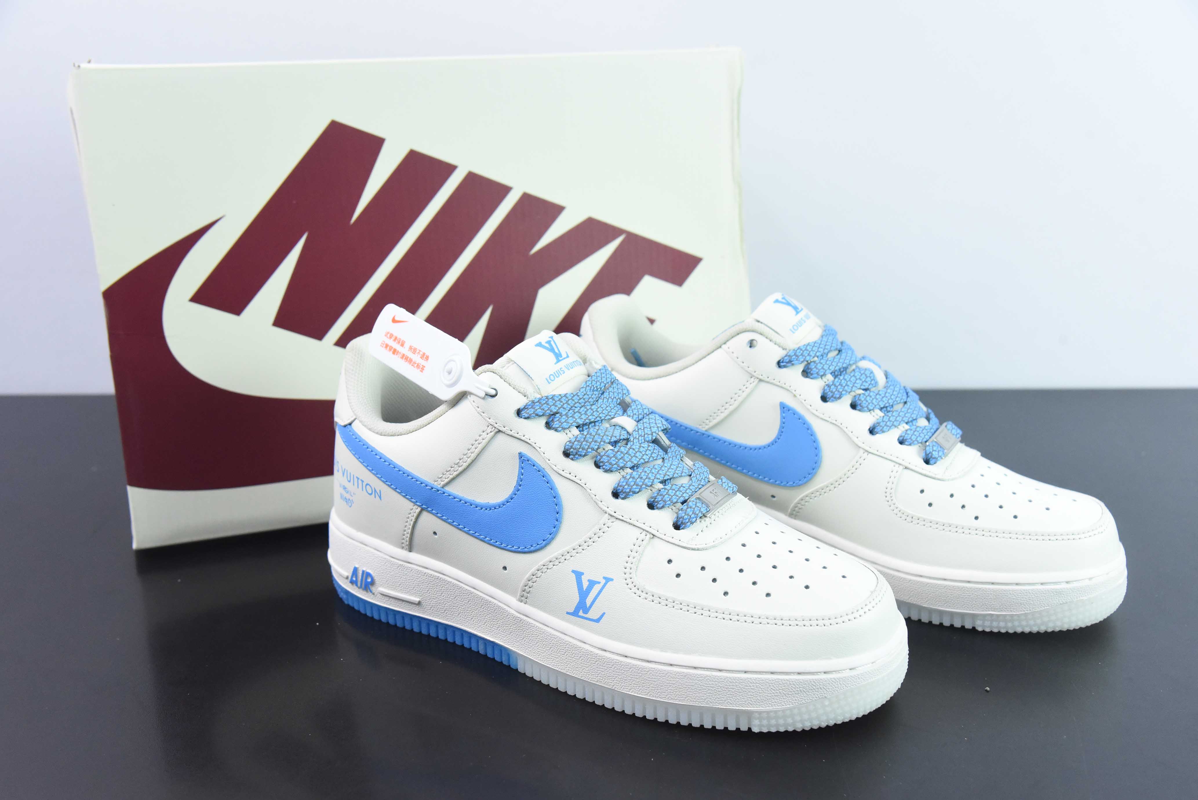 나이키 에어 포스 1 AF1 에어 포스 1/로우탑 화이트 및 블루 LV 프린트 아이템 번호: BS9055-7020 사이즈: 36-44 