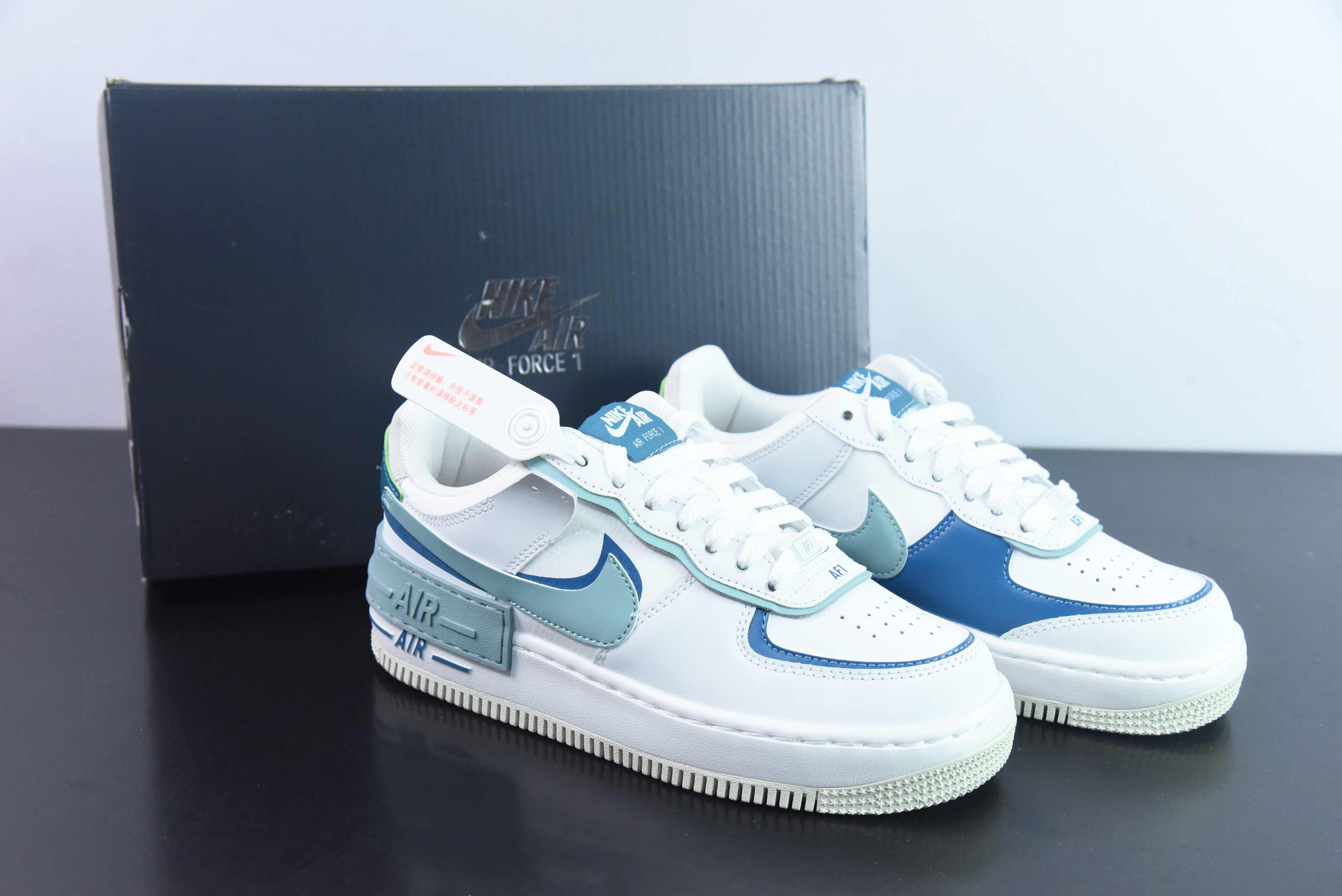 나이키 WMNS 에어 포스 1 섀도우 화이트/블루 위스퍼 에어 포스 1 경량 높이 증가 로우 탑 백 보드 슈즈 가죽 화이트 레이크 블루 DZ1847-101 사이즈: 36-40