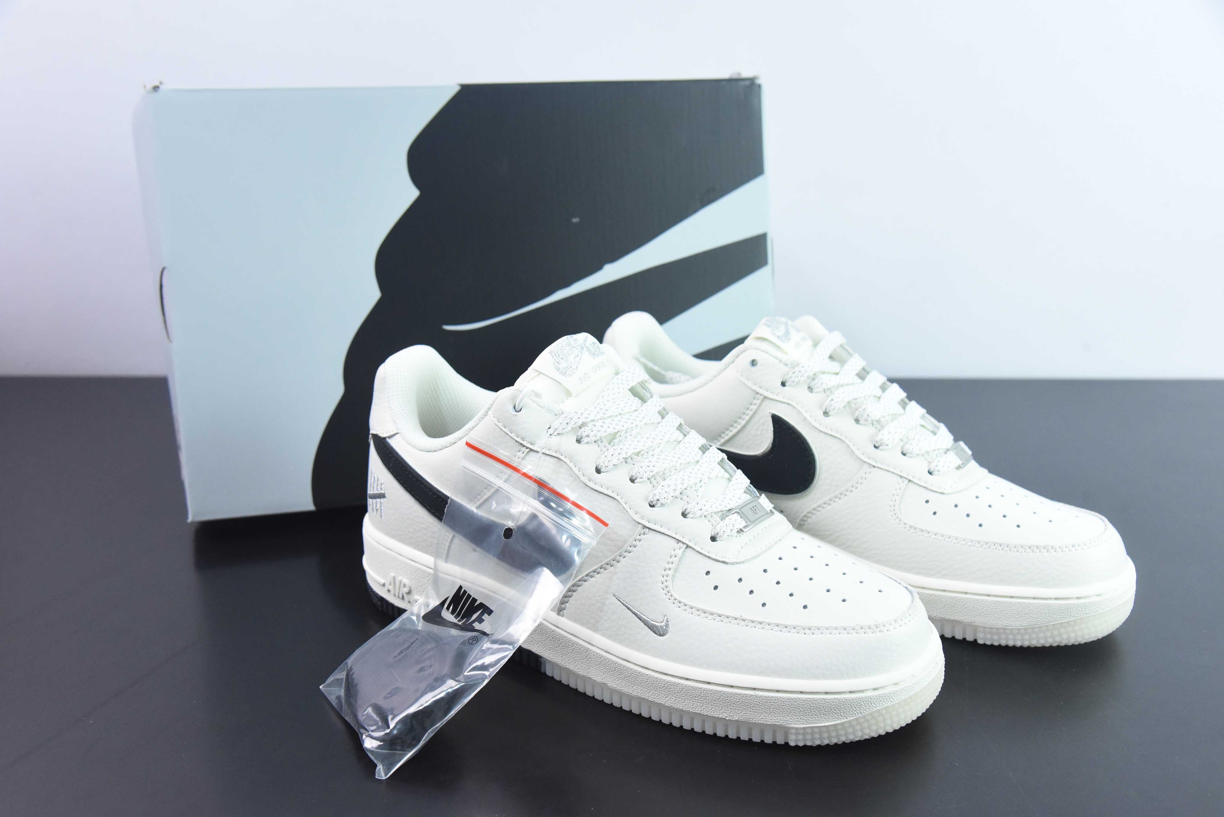 나이키 에어 포스 1 AF1 에어 포스 원 / 로우탑 화이트 및 블랙 실버 사이드 자수 아이템 번호: BS9055-737 사이즈: 36-44