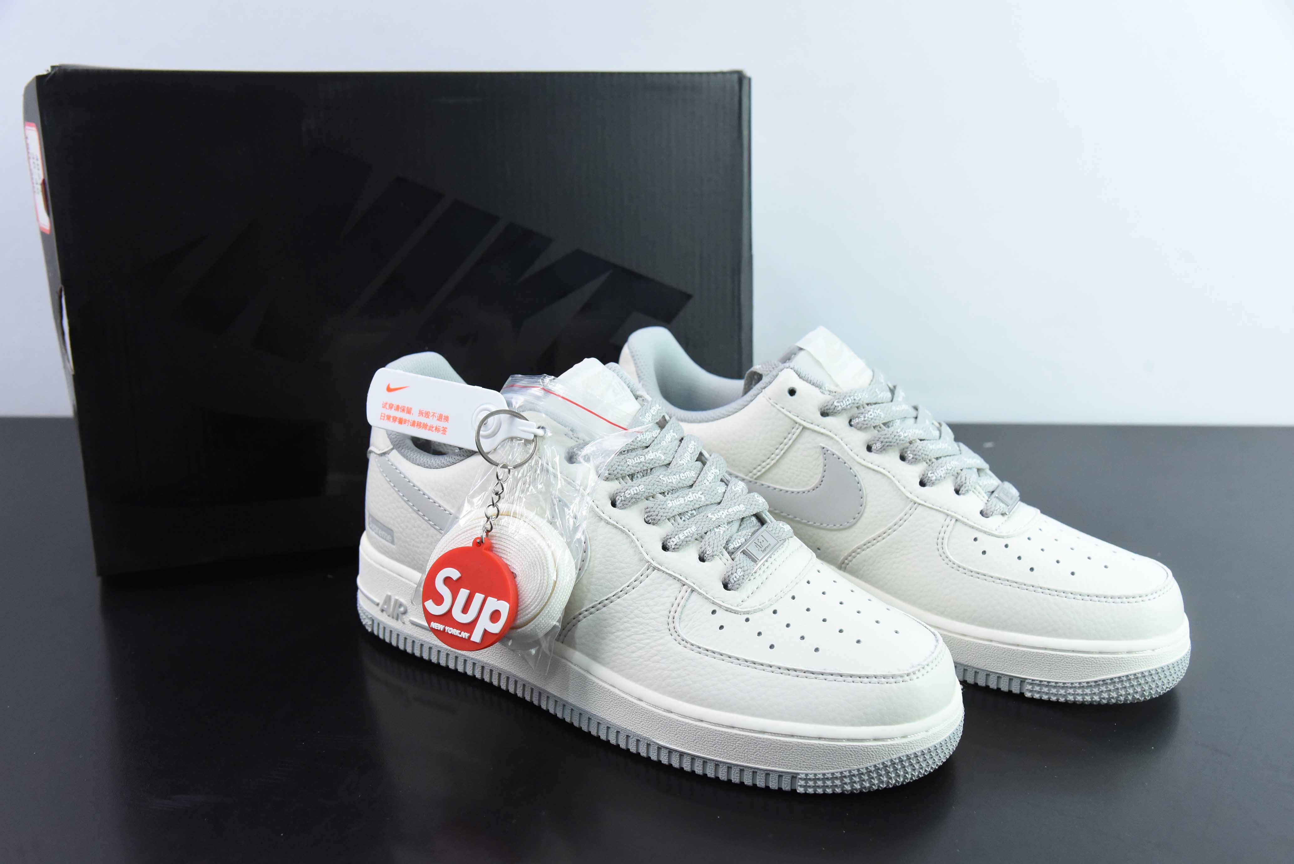 Supreme x Nk 에어 포스 1 07 로우 베이지 화이트 그레이 공동 브랜드 에어 포스 1 로우 탑 캐주얼 슈즈 아이템 번호 : SU0220-007 사이즈 : 36-44