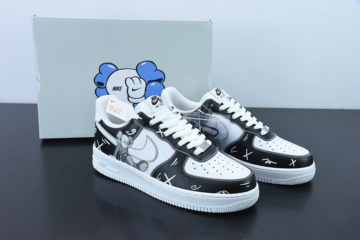 Kaws x Nk 에어 포스 1 07 로우 Kaws 에어 포스 원 로우 탑 블랙 화이트 콜드 그레이 블루 아이 커버 인형 품목 번호: CW2288-777 사이즈: 36-44