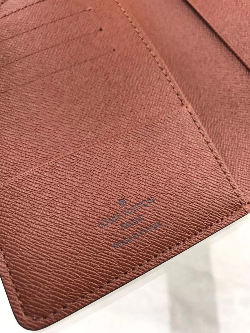  Louis Vuitton 루이비통 여권지갑 M60181