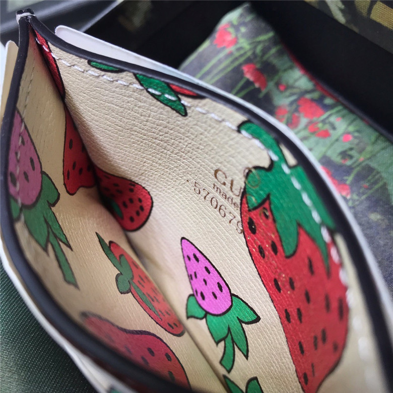 구찌 딸기 프린트 카드지갑 570679 신상