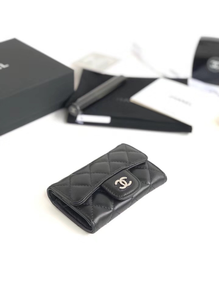 3위 CHANEL 샤넬 카드지갑 케비어 은장 A80799