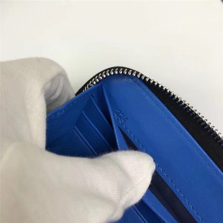 프라다 지퍼 장지갑 ML317 신상