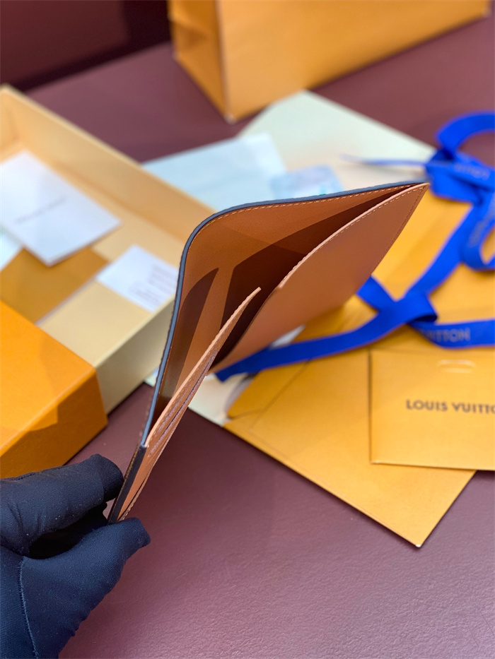 LOUIS VUITTON 루이비통 여권지갑 M11701 2024/신상