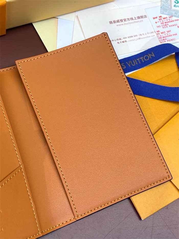 LOUIS VUITTON 루이비통 여권지갑 M11701 2024/신상