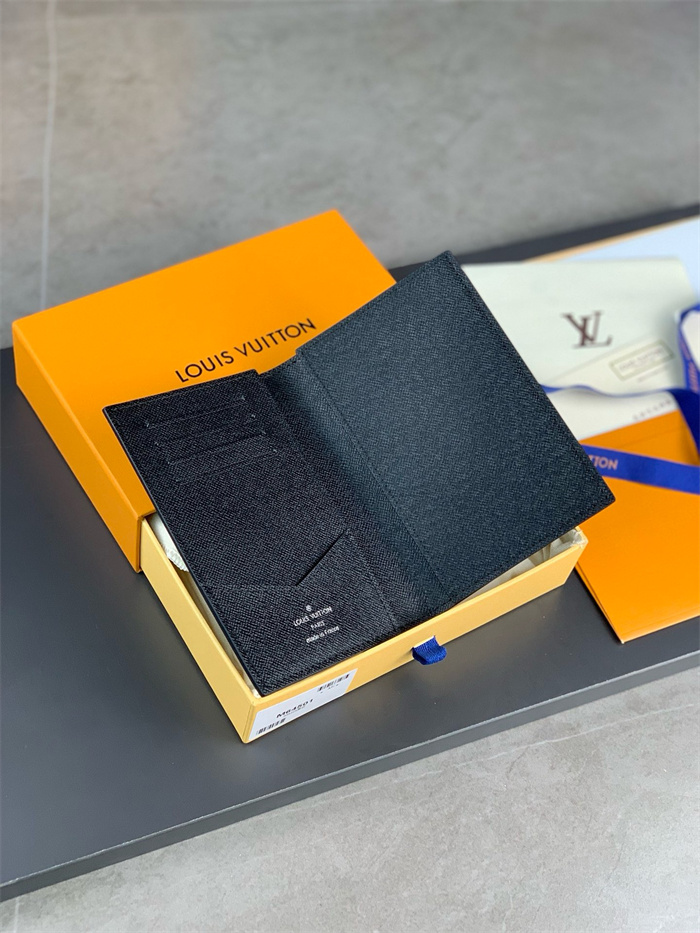 LOUIS VUITTON 루이비통 여권지갑 M64503 2024/신상 2COLOR