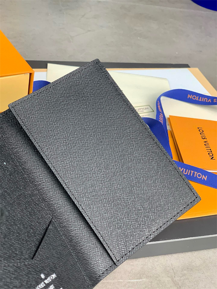 LOUIS VUITTON 루이비통 여권지갑 M64503 2024/신상 2COLOR