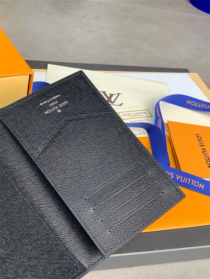 LOUIS VUITTON 루이비통 여권지갑 M64503 2024/신상 2COLOR