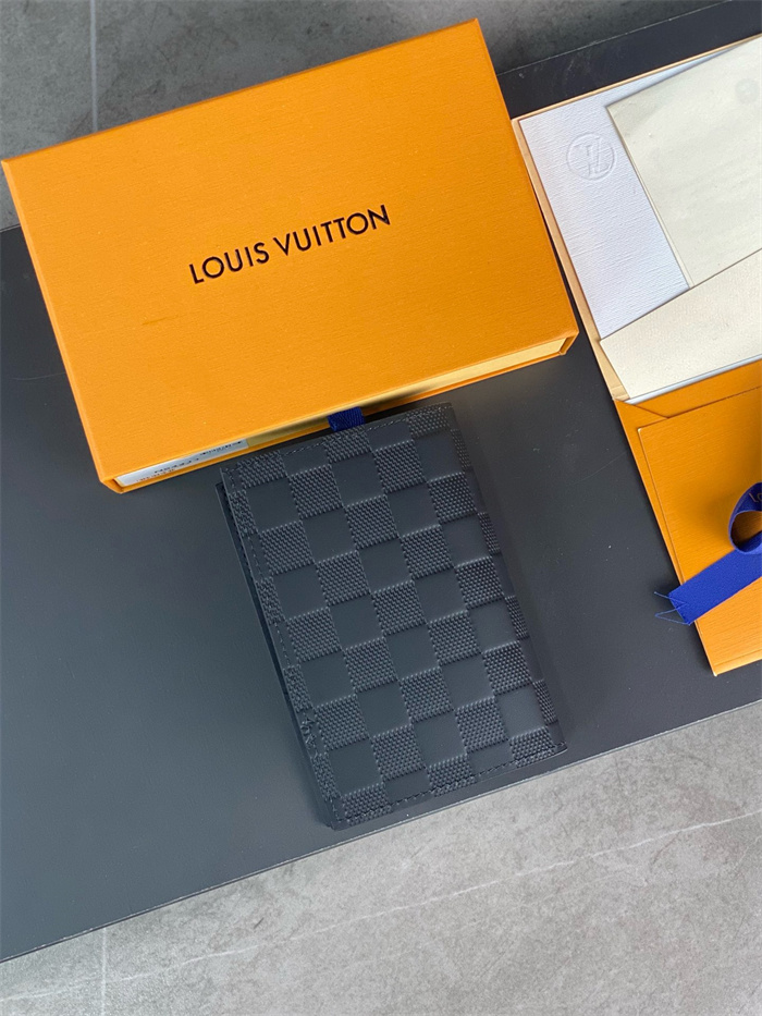 LOUIS VUITTON 루이비통 여권지갑 M64411 2024/신상