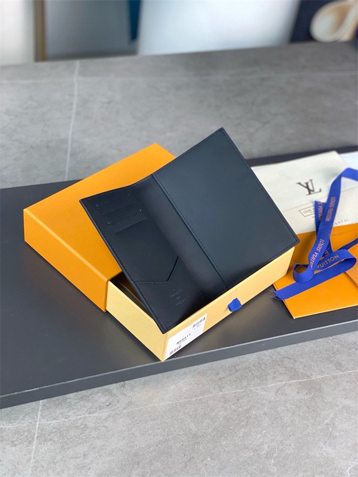 LOUIS VUITTON 루이비통 여권지갑 M64411 2024/신상