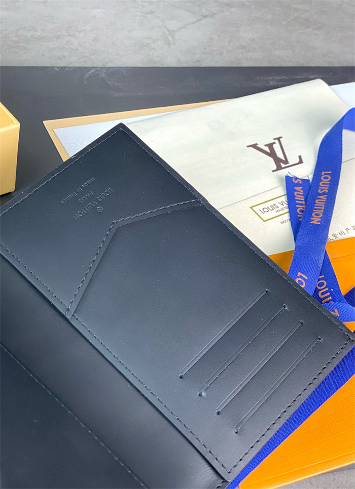 LOUIS VUITTON 루이비통 여권지갑 M64411 2024/신상