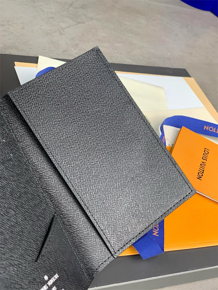 LOUIS VUITTON 루이비통 패스포트 여권지갑 M64501 2024/신상 2COLOR