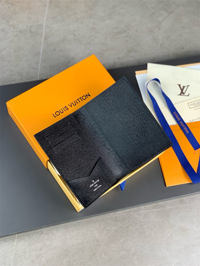 LOUIS VUITTON 루이비통 패스포트 여권지갑 M64501 2024/신상 2COLOR