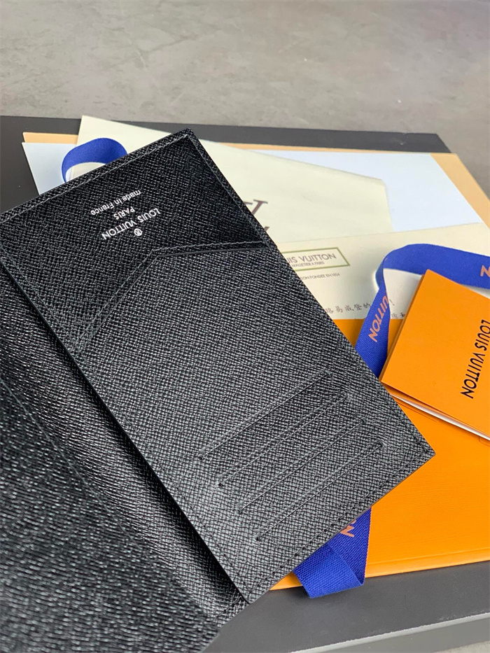 LOUIS VUITTON 루이비통 패스포트 여권지갑 M64501 2024/신상 2COLOR