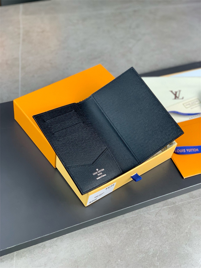 LOUIS VUITTON 루이비통 여권지갑 M46290 2024/신상 2COLOR