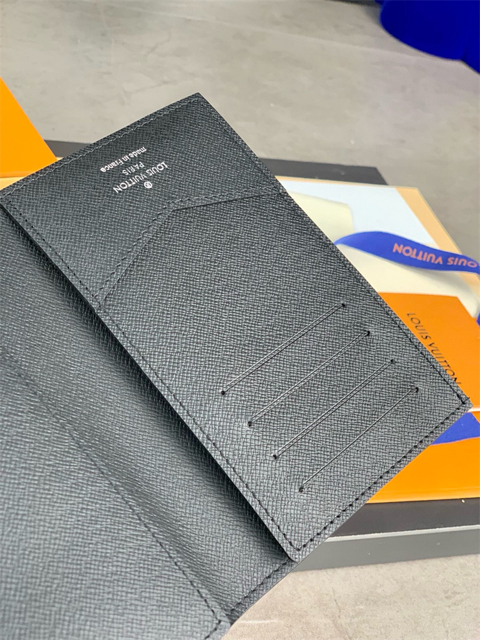 LOUIS VUITTON 루이비통 여권지갑 M46290 2024/신상 2COLOR