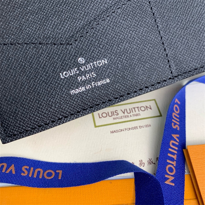 LOUIS VUITTON 루이비통 여권지갑 M46290 2024/신상 2COLOR