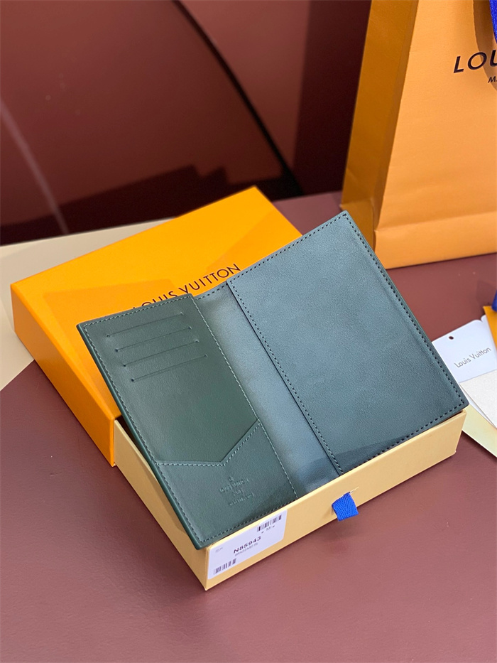 LOUIS VUITTON 루이비통 여권지갑 N85943 2024/신상