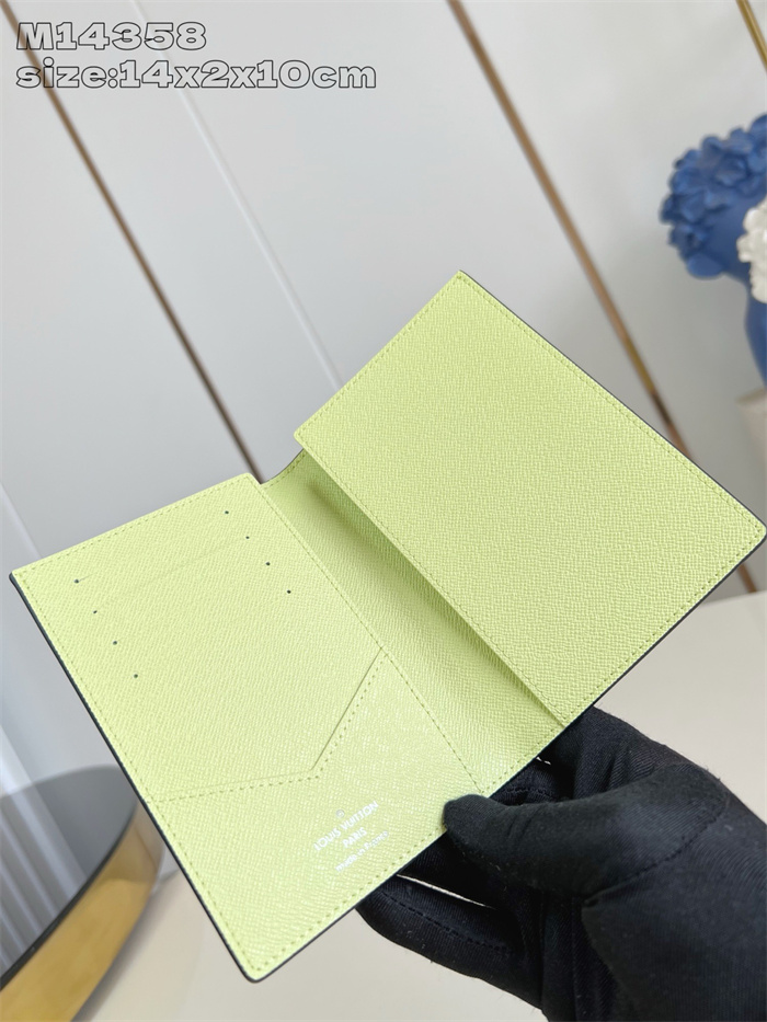 LOUIS VUITTON 루이비통 패스포트 여권지갑 M14358